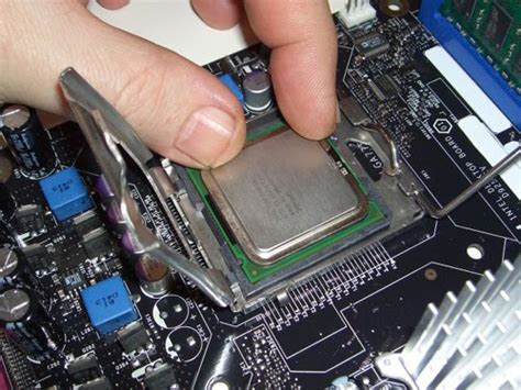 Cara merakit komputer yang pertama adalaha merangkai motherboard. LANGKAH - LANGKAH MERAKIT CPU | Ilmu Komputeer