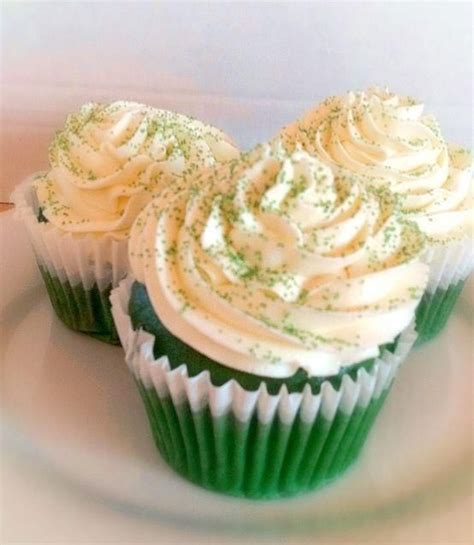 Įmonės log cabin bakery veiklos vieta: Irish Creme Cupcakes for St. Patty's Day from Log Cabin ...