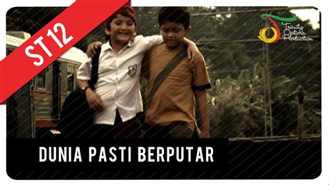 Satu atap hangatnya sebuah keluarga membuat kami merasa aman. Lirik dan Chord Kunci Gitar Lagu Dunia Pasti Berputar ...