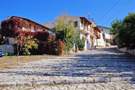 Μόλις λίγα δευτερόλεπτα μετά την δολοφονία στο κατάστημα στην κυπαρισσία, ο 72χρονος δράστης βγαίνει στον δρόμο. Κυπαρισσία-Η παλιά πόλη | Ammos Κυπαρισσίας