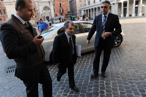 Brunette definition, (of hair, eyes, skin, etc.) of a dark color or tone. Iva, Renato Brunetta annuncia: "A giorni un decreto per ...