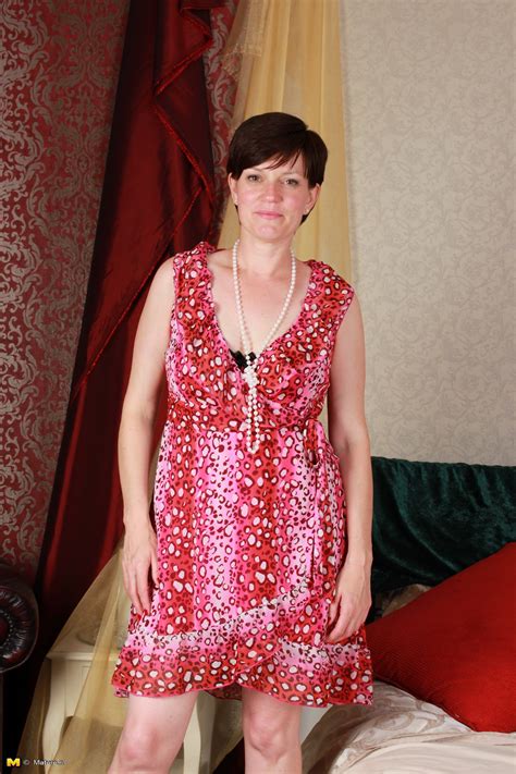 Naughty british housewife fooling around at the place. Horny housewife fucking in her bed - 16 pics - Elegant Matures