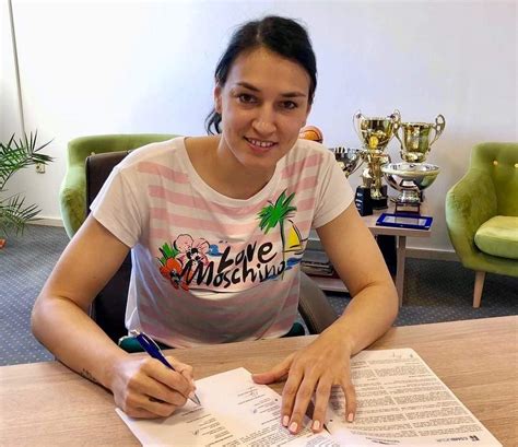 Din vară, aceasta va juca la o echipă de handbal feminin din muntenegru. Cristina Neagu rămâne la CSM București / Am decis să rămân ...