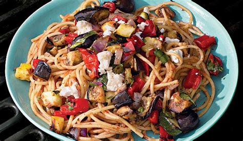 Pulite la cipolla e tagliatela a fettine sottili e poi a. Ricetta Spaghetti con ratatouille di verdure - Le Ricette ...