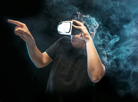 Los juegos de realidad virtual han revolucionado el mundo de las aplicaciones de entretenimiento digital, ya que estas permiten que podamos ver con nuestros propios ojos el escenario, los personajes y demás objetos virtuales en la vida real. El hombre con gafas de realidad virtual. concepto de ...