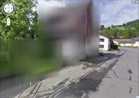 Sometimes a world of adventures starts with a single search. Zamazane domy w usłudze Google Street View obrzucono jajami