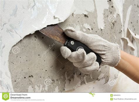 Om behangpapier te verwijderen zal je heel wat water nodig hebben. Hand Die Behang Verwijderen Uit Muur Met Spatel Stock Foto ...