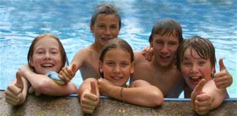 Meinem vater, meiner mutter, meinem brunder und mir. Branche: Familie und Freunde machen Kinder glücklich