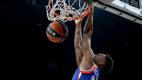 Anadolu efes koçu ergin ataman da euroleague' i kazanan ilk türk antrenör unvanını aldı. Basketball: Anadolu Efes secure EuroLeague lead