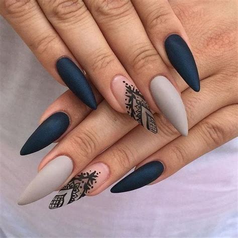 Gel nagellack schafft lang anhaltende gefärbte nägel ohne kratzer oder abblättern. Gray Matte Stiletto Nails with Black Details. | Matte ...