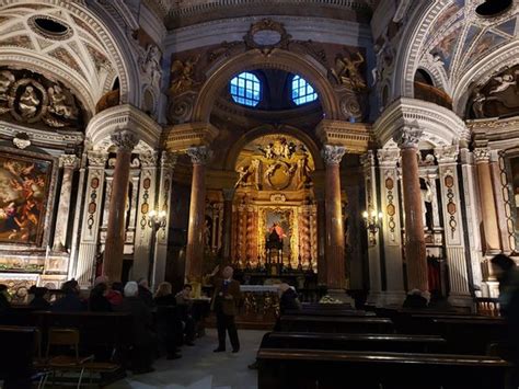 The plan is remarkable for its curved bays pressing into the central domed. Real Chiesa di San Lorenzo (Turin, Italy): Hours, Address ...