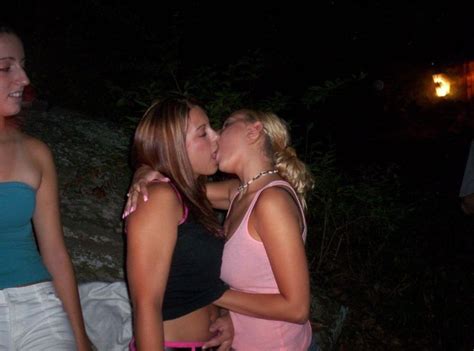 100% 06:22 stunning teen licking mature pussy. Filles qui se font des bisous 12