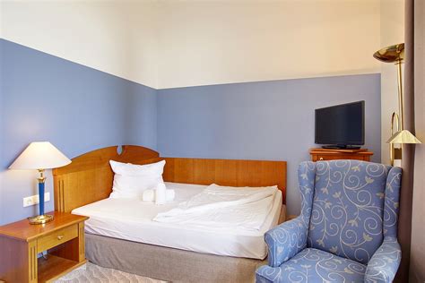 Large motel rooms have two double beds and a futon couch for up to six people. Doppelzimmer Queensize-Bett - Upstalsboom Seehotel Borkum