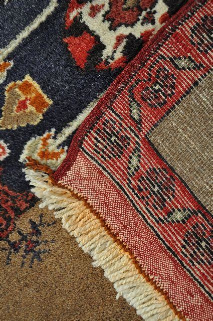 Rengøring i små sektioner vil give dig mulighed for gradvist at arbejde gennem hvert område uden at have sæbe tørre på et tidligere afsnit. An Antique Turkish Camel Hair Rug.