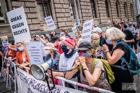 Die lage in berlin wird zunehmend chaotisch. Berlin - Corona Querdenker Demo Frühjahr 2020