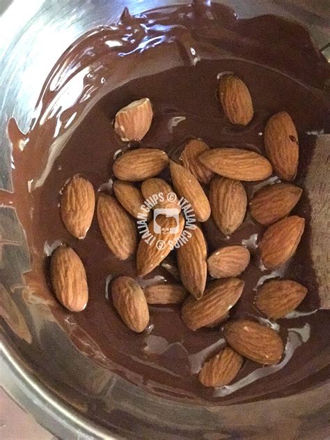 Una torta al cioccolato velocissima da preparare, soffice come quelle lavorate a lungo, ma con il vantaggio di essere preparata in 5 minuti, anche senza microonde. Mandorle Al Cioccolato · Italianchips