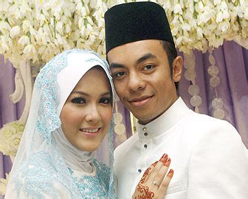 Pada masa sama, bintang filem 'haq' itu memaklumkan, dia rindu untuk kembali berlakon, tetapi rela berkorban demi tumpuan pada keluarga, terutama suami dan permata hatinya. K A M - Kecoh Artis Malaysia: Maruah Raja Farah, suami ...