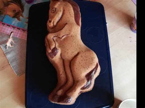 Neben 7 eiern verfeinert sie den rührteig mit schokoladenraspeln und geriebenen haselnüssen. Pferde- Kuchen / Rührkuchen von Darasve. Ein Thermomix ...