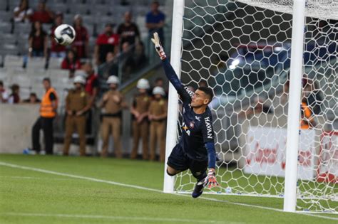 5 pelo furacão realizou sua estreia junho diante do goiás, num empate por 0 a 0 pela série b. Atlético-PR renova com goleiro Santos e destaque do time B ...