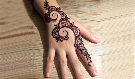 Mehndi is all time favorite and any design will. Mehandi Design Patch / Prettiest Floral Mehendi Designs For The Trendsetter Brides / This simple ...