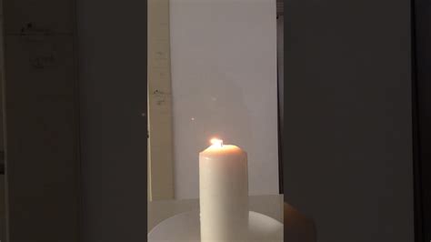 Candles add fragrance to a room, and the flickering flame provides a pleasant ambiance. How to put out a candle in 6 seconds with your fingers ...