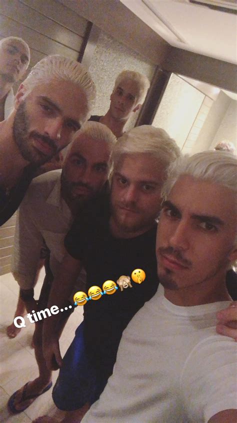 Enzo celulari mostra clique coladinho em marquezine. Enzo Celulari surge platinado após promessa feita com amigos