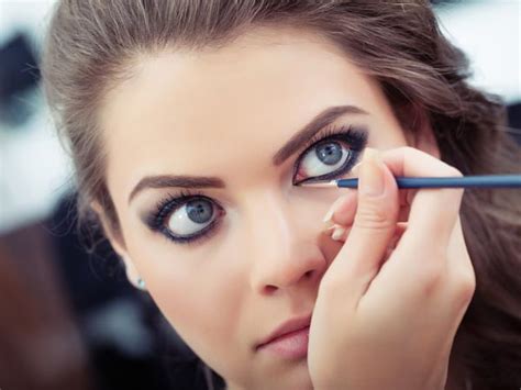 How to apply kajal in eyes having dark circles. Different Ways To Use A Kohl/Kajal - Boldsky.com