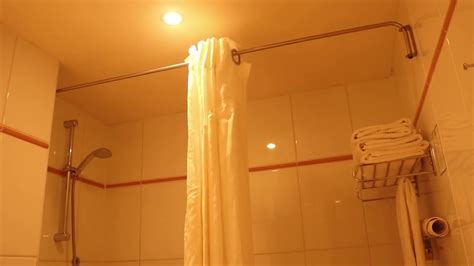 Ubin yang biasa digunakan untuk lantai dapat juga diaplikasikan sebagai plafon. Desain Interior Lampu Cantik Kamar & Kamar Mandi Hotel ...