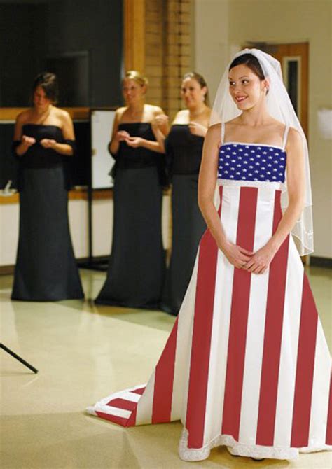 Schlichte, romantische und fließende brautkleider, ideal für bräute, die spitze oder strassbesatz an ihrem hochzeitstag meiden und den fokus auf komfort setzen möchten. Hässliche Brautkleider - Sammlung