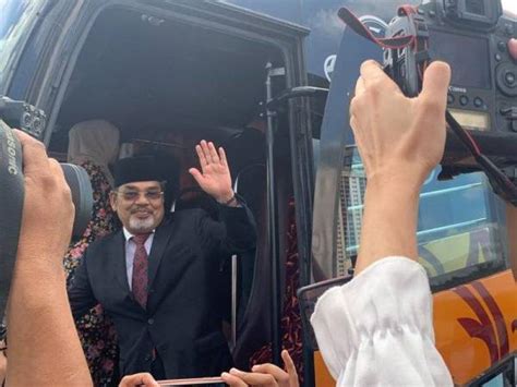 Fakir miskin pusat khidmat ahli parlimen pasir salak. Bubar...bubar, kata dua ahli Parlimen BN sebelum ke Istana ...