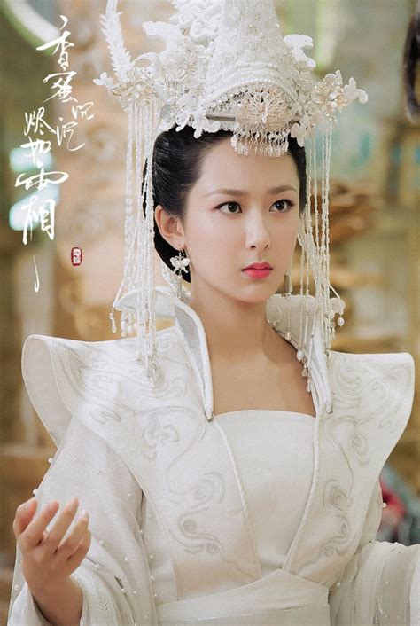 Dương mịch là một trong những nàng tiểu hoa hàng đầu của thế 8x và là một trong hai chị đại có nhân khí cao nhất hiện nay. Lưu Diệc Phi, Dương Mịch, Dương Tử mặc bạch y cổ trang, ai ...