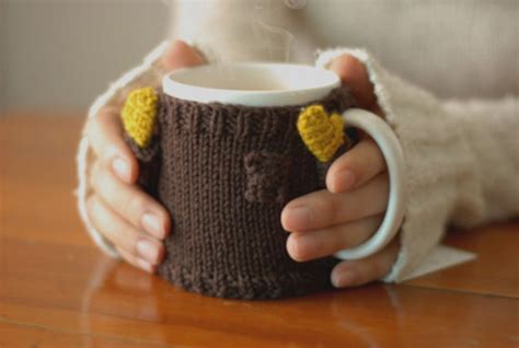 Knitting a sweater can be a daunting project for someone who is just beginning to knit. Hand knitted sweaters for coffee mugs | New Startups