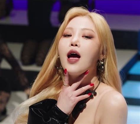 Just queen soojin in the oh my god era. GIDLE OH MY GOD | Soyeon, Linda e maravilhosa