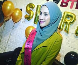 Her birthday, what she did before fame, her family life, fun trivia facts, popularity rankings, and more. Sherry Ibrahim Hadiahkan Ibu Bapa Penampilan Baru Berhijab ...