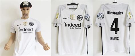 It shows all personal information about the players, including age, nationality. Eintracht Frankfurt Trikots der Saison 2017/2018