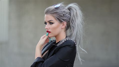 Different hairstyles mean one has to employ various kinds of haircuts and styles but one way in which you can change the hairstyle without any cutting is by opting for dyeing your hair. Silver Hair Dye: 30 Gorgeous Silver Hair Dye Looks