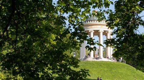 Der englische garten wird durch den isarring als teil des mittleren rings in einen südlichen teil und in einen nördlichen teil getrennt. Englischer Garten in München: Krawalle am Monopteros ...