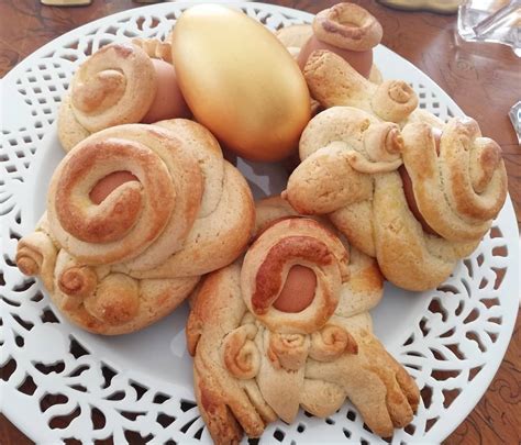 I love making bread, especially for the holidays. Sicilian Easter Bread : Italian Easter Bread Pane Di Pasqua - vadevoz