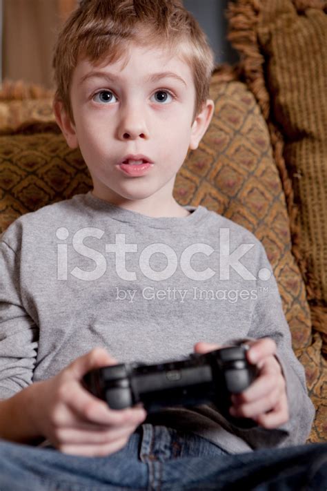 Cambiar videojuegos por un juego de rol. Niño Jugando Videojuegos Fotografías de stock - FreeImages.com