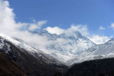 Rabung kemuncak gunung menandakan sempadan antara nepal dan tibet. Mayat-Mayat Pendaki di Gunung Everest