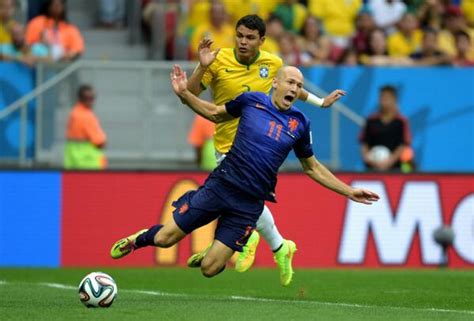 Check out a video and photos of the incident where brazil captain thiago silva fouled robben, which happened in the 2nd minute. Arjen Robben of Netherlands diving after a foul : photoshopbattles