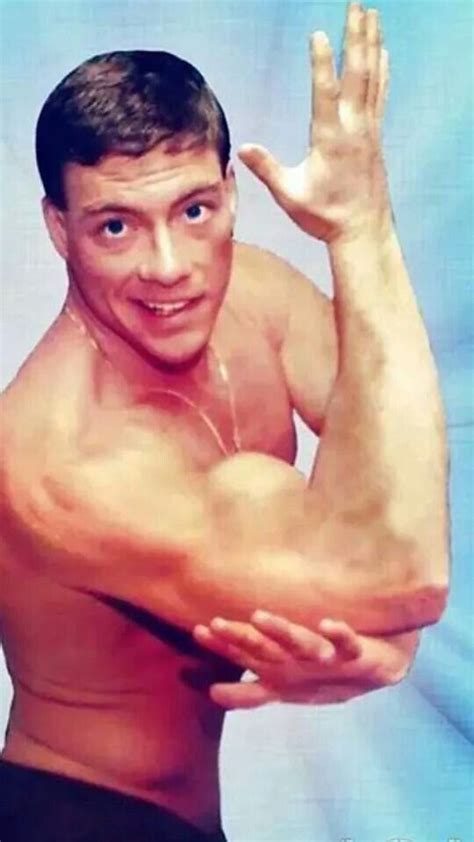 Totodată, în mașina respectivă putea fi auzită o manea care îi aparține lui tzancă … Jean-Claude van Damme ♡♥♡