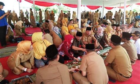 Sedikit bercerita siapa sih yang tidak tau tentang tanah pasundan ? Makan Bersama Beralaskan Daun Pisang dengan Menu Khas ...