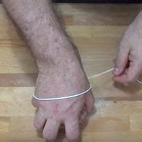 La legatura è fondamentale per ottenere un buon arrosto, poiché permette di rendere per legare al meglio l'arrosto dopo aver pulito il vostro pezzo di carne, basta disporre di. Come legare l'arrosto o la carne - Chef Stefano Barbato