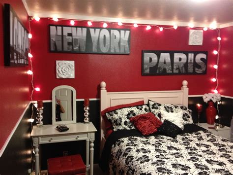 Use wall murals to spotlight the sites. Paris, London, New York theme! | New york bedroom, Paris ...