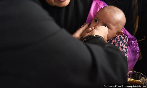 Imam ibnu hajar menjelaskan bahawa yang lebih utama (ketika) mentahnik ialah dengan kurma kering (tamr). SURAT | Covid-19: Amalan tahnik bayi perlu dihentikan
