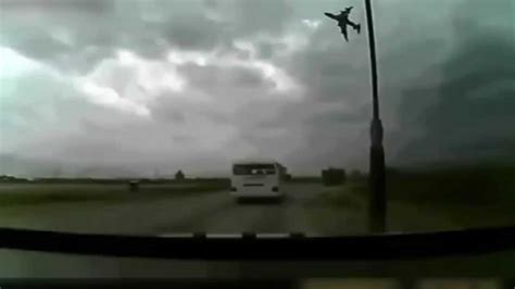 По предварительным данным, есть погибшие. ШОК!! Первое видео, как упал самолет, в донецке!!! - YouTube