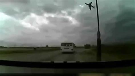 Самолет принадлежал местному парашютному клубу, на борту были спортсмены парашютисты. ШОК!! Первое видео, как упал самолет, в донецке!!! - YouTube