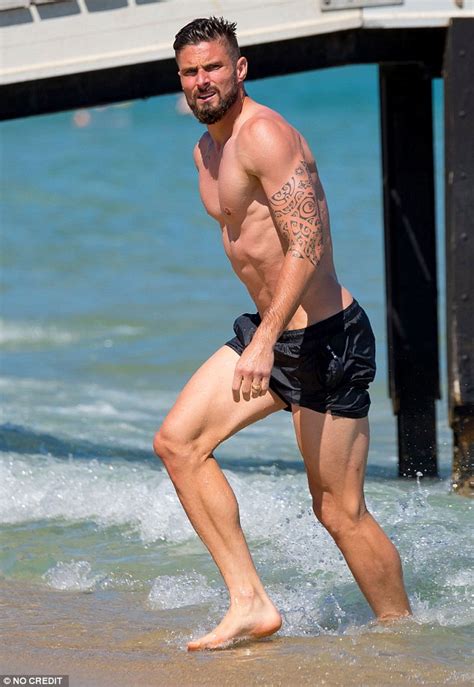 Je suis né le 30 septembre 1986 à chambéry. Olivier Giroud's wife Jennifer wows in a peach bikini ...