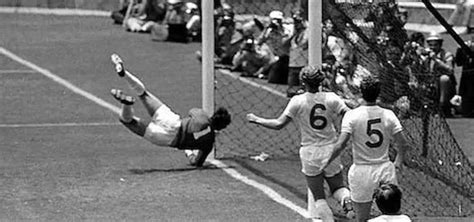 Gordon banks is put through his paces at a leicester city training session in 1966. Gordon Banks, vol au-dessus de Guadalajara - Revue Des ...